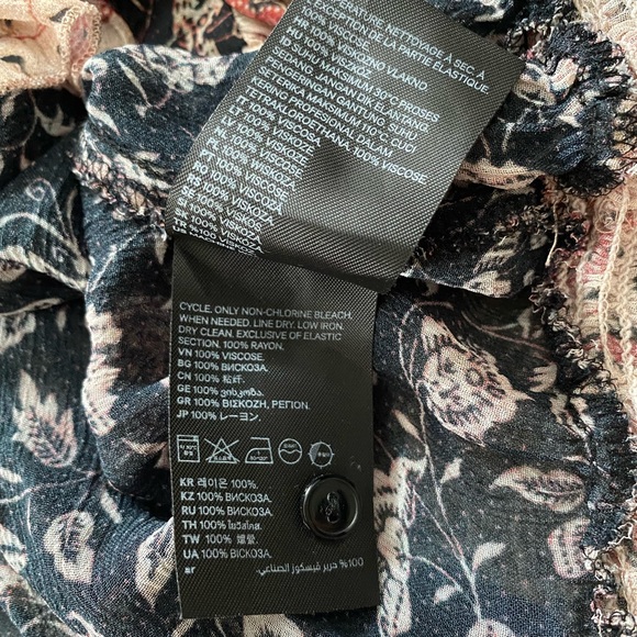 V-neck Ruffled Blouse, size 6, h&m - Picture 16 of 16